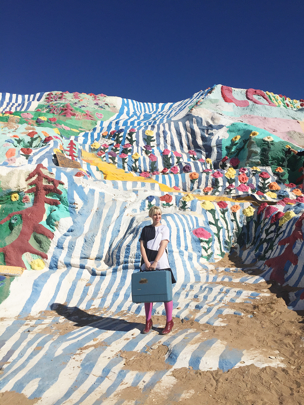salvation-mountain-the-house-that-lars-built-11