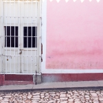 travel-to-cuba-pink-wall-burgundy