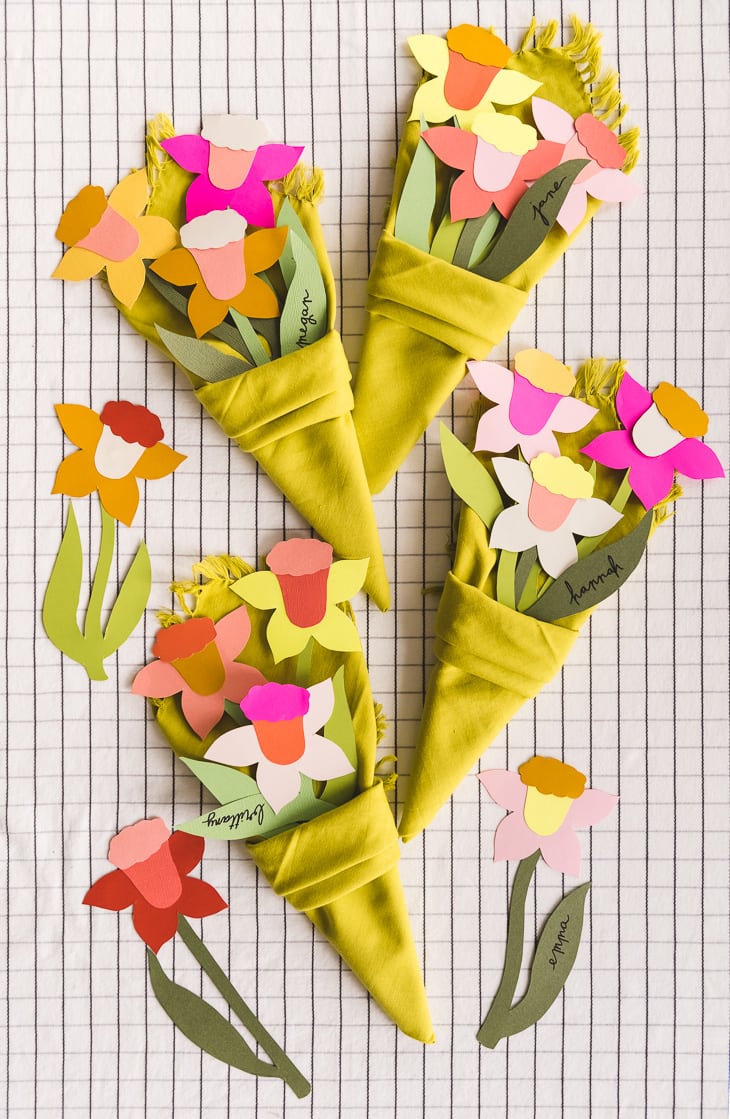 Daffodil napkin bouquet name tag