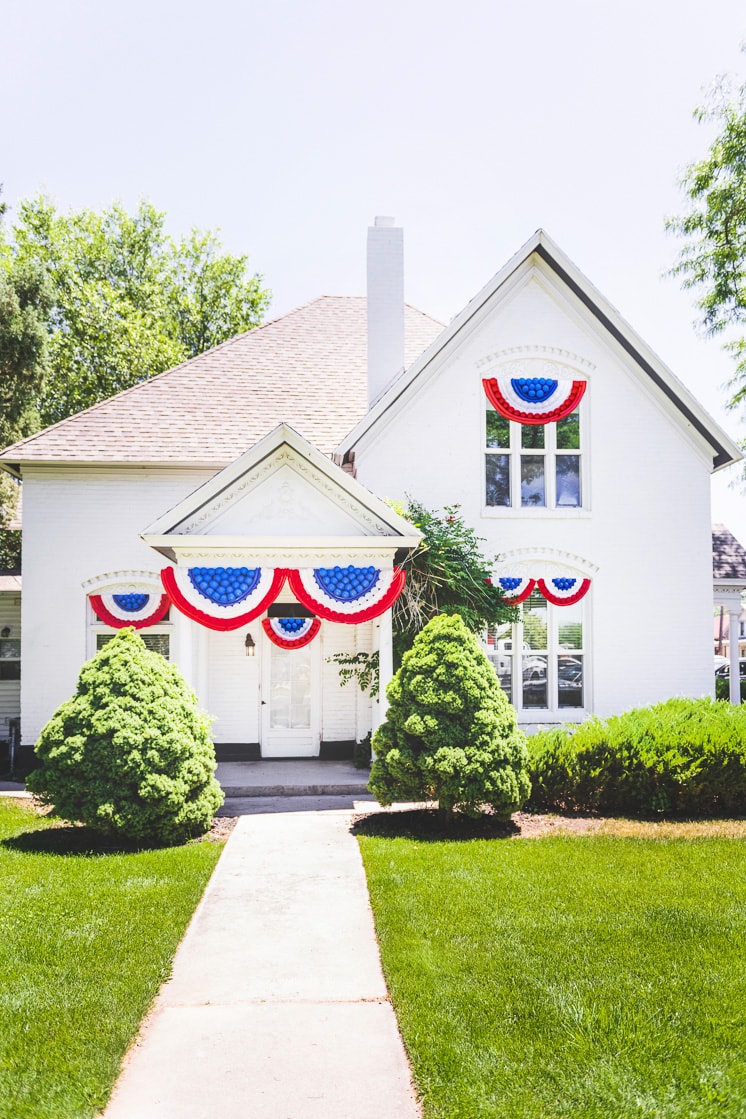 DIY Fourth of July Bunting with balloons