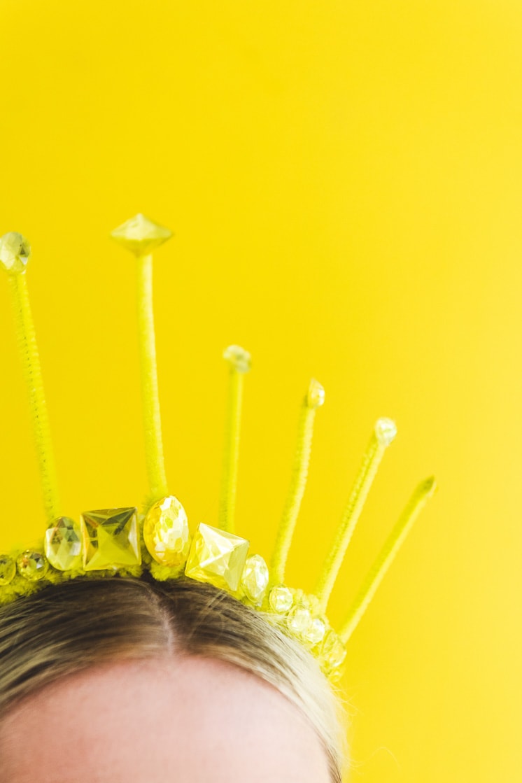 DIY pipe cleaner crown for a birthday party 