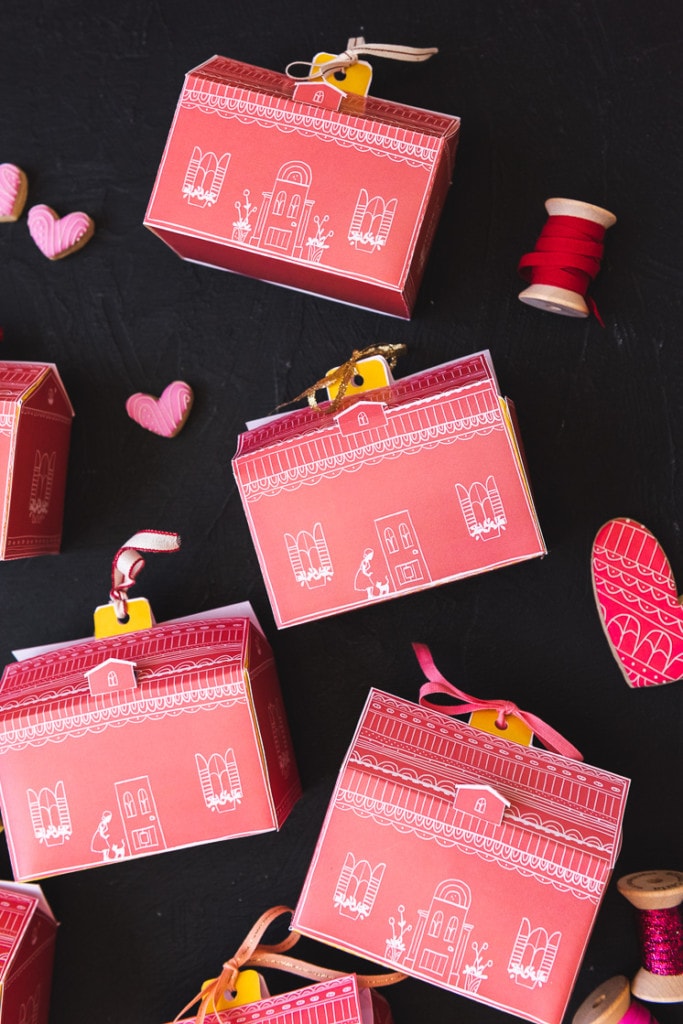 Pink house-shaped cookie boxes