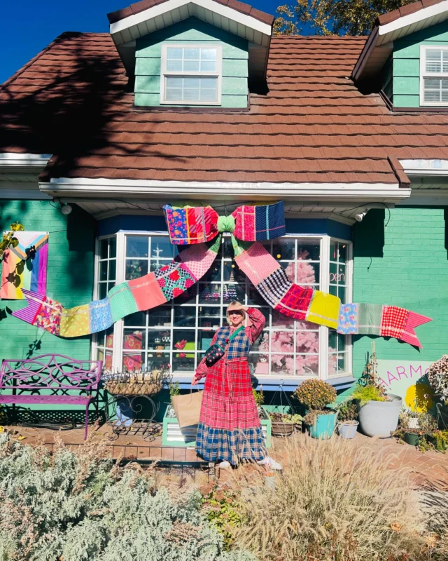 When your dress matches the decor 🥹. I got to @madewithharmony just as they were hanging their latest creation—a homemade quilted bow. I felt very honored to witness it in person. What a special shop this is. If you ever get to Provo, you’ve got to go! #madewithharmony #larsinutah