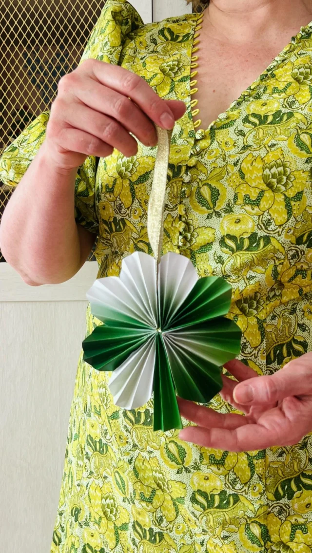 While I love going overboard on holidays, I also think a little something is better than a lot of nothing so here’s a simple one to do for St Patricks’s Day that just takes a few minutes—a folded ombre clover. The printable is over on @houselarsbuiltshop and full instructions on the blog! #LarsMakes #LuckyLars