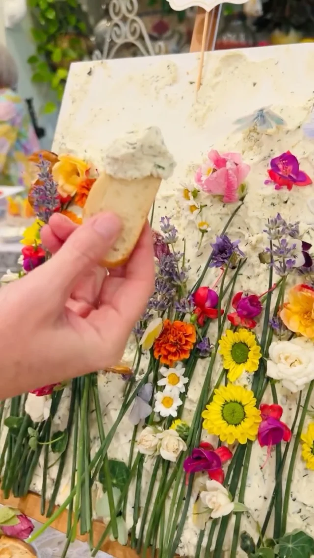 My friend @heidimariefoss threw the most beautiful party for her birthday and it was such an honor to soak in all the beauty and goodness she had created. I loved this idea her mom did with cream cheese and edible flowers. It was so hard to dig into it! And, it was yum!